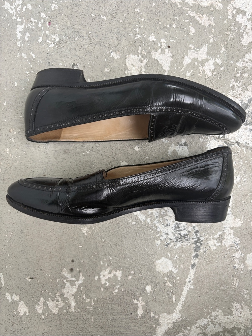 Vintage Chanel glossy leather loafers - Picture 4 of 11
